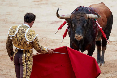 Fotos de la corrida con toros de la ganadería Núñez del Cuvillo para los diestros Antonio Ferrera, Miguel Ángel Perera y Cayetano Rivera.