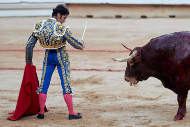Fotos de la corrida con toros de la ganadería Núñez del Cuvillo para los diestros Antonio Ferrera, Miguel Ángel Perera y Cayetano Rivera.