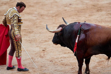Fotos de la corrida con toros de la ganadería Núñez del Cuvillo para los diestros Antonio Ferrera, Miguel Ángel Perera y Cayetano Rivera.
