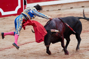 Fotos de la corrida con toros de la ganadería Núñez del Cuvillo para los diestros Antonio Ferrera, Miguel Ángel Perera y Cayetano Rivera.