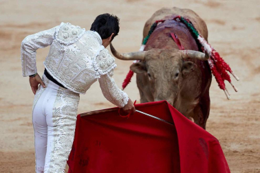 Fotos de la corrida con toros de la ganadería Núñez del Cuvillo para los diestros Antonio Ferrera, Miguel Ángel Perera y Cayetano Rivera.