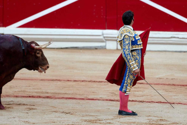 Fotos de la corrida con toros de la ganadería Núñez del Cuvillo para los diestros Antonio Ferrera, Miguel Ángel Perera y Cayetano Rivera.
