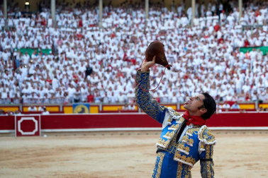 Fotos de la corrida con toros de la ganadería Núñez del Cuvillo para los diestros Antonio Ferrera, Miguel Ángel Perera y Cayetano Rivera.
