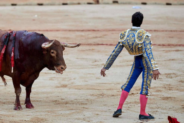 Fotos de la corrida con toros de la ganadería Núñez del Cuvillo para los diestros Antonio Ferrera, Miguel Ángel Perera y Cayetano Rivera.