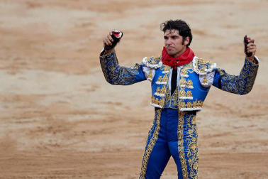 Fotos de la corrida con toros de la ganadería Núñez del Cuvillo para los diestros Antonio Ferrera, Miguel Ángel Perera y Cayetano Rivera.