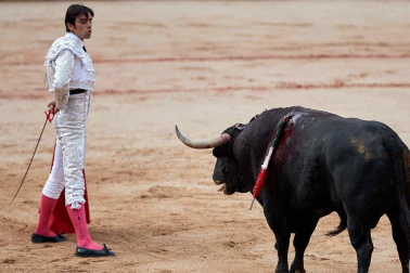 Fotos de la corrida con toros de la ganadería Núñez del Cuvillo para los diestros Antonio Ferrera, Miguel Ángel Perera y Cayetano Rivera.