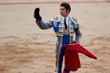 Fotos de la corrida con toros de la ganadería Núñez del Cuvillo para los diestros Antonio Ferrera, Miguel Ángel Perera y Cayetano Rivera.
