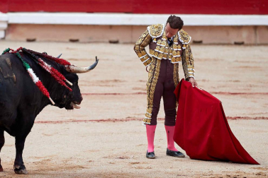 Fotos de la corrida con toros de la ganadería Núñez del Cuvillo para los diestros Antonio Ferrera, Miguel Ángel Perera y Cayetano Rivera.