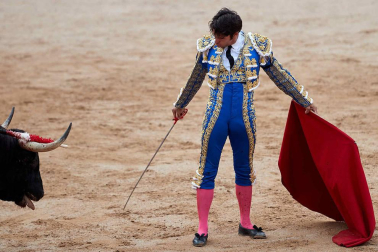 Fotos de la corrida con toros de la ganadería Núñez del Cuvillo para los diestros Antonio Ferrera, Miguel Ángel Perera y Cayetano Rivera.