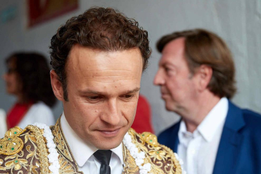 Fotos de la corrida con toros de la ganadería Núñez del Cuvillo para los diestros Antonio Ferrera, Miguel Ángel Perera y Cayetano Rivera.