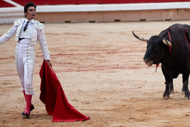 Fotos de la corrida con toros de la ganadería Núñez del Cuvillo para los diestros Antonio Ferrera, Miguel Ángel Perera y Cayetano Rivera.
