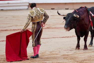 Fotos de la corrida con toros de la ganadería Núñez del Cuvillo para los diestros Antonio Ferrera, Miguel Ángel Perera y Cayetano Rivera.