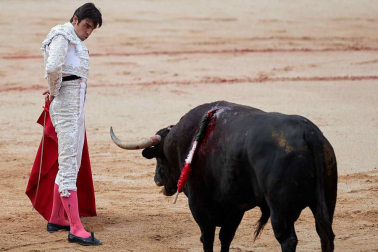 Fotos de la corrida con toros de la ganadería Núñez del Cuvillo para los diestros Antonio Ferrera, Miguel Ángel Perera y Cayetano Rivera.