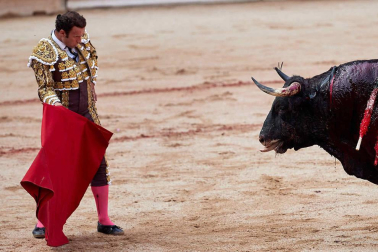 Fotos de la corrida con toros de la ganadería Núñez del Cuvillo para los diestros Antonio Ferrera, Miguel Ángel Perera y Cayetano Rivera.