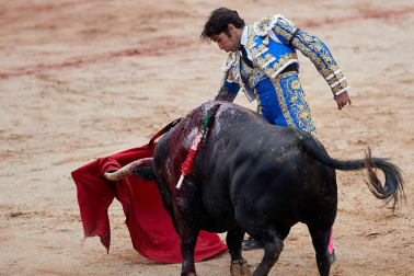 Fotos de la corrida con toros de la ganadería Núñez del Cuvillo para los diestros Antonio Ferrera, Miguel Ángel Perera y Cayetano Rivera.