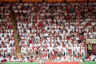 Público asistente a la Plaza de Toros de Pamplona durante la sexta corrida de la Feria del Toro 2019 con la ganadería de Núñez del Cuvillo para los diestros Cayetano Rivera, Miguel Ángel Perera y Antonio Ferrera.