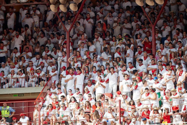 Público asistente a la Plaza de Toros de Pamplona durante la sexta corrida de la Feria del Toro 2019 con la ganadería de Núñez del Cuvillo para los diestros Cayetano Rivera, Miguel Ángel Perera y Antonio Ferrera.