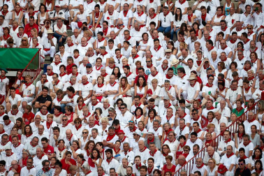 Público asistente a la Plaza de Toros de Pamplona durante la sexta corrida de la Feria del Toro 2019 con la ganadería de Núñez del Cuvillo para los diestros Cayetano Rivera, Miguel Ángel Perera y Antonio Ferrera.