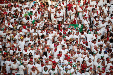 Público asistente a la Plaza de Toros de Pamplona durante la sexta corrida de la Feria del Toro 2019 con la ganadería de Núñez del Cuvillo para los diestros Cayetano Rivera, Miguel Ángel Perera y Antonio Ferrera.