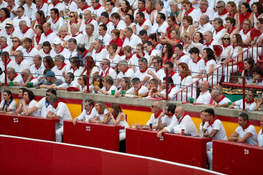 Público asistente a la Plaza de Toros de Pamplona durante la sexta corrida de la Feria del Toro 2019 con la ganadería de Núñez del Cuvillo para los diestros Cayetano Rivera, Miguel Ángel Perera y Antonio Ferrera.
