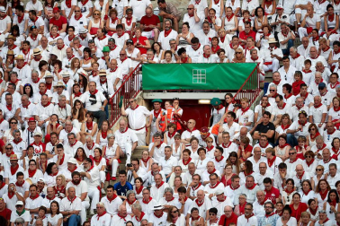 Público asistente a la Plaza de Toros de Pamplona durante la sexta corrida de la Feria del Toro 2019 con la ganadería de Núñez del Cuvillo para los diestros Cayetano Rivera, Miguel Ángel Perera y Antonio Ferrera.