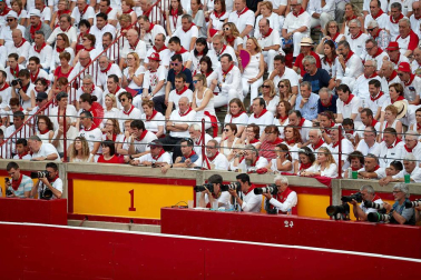 Público asistente a la Plaza de Toros de Pamplona durante la sexta corrida de la Feria del Toro 2019 con la ganadería de Núñez del Cuvillo para los diestros Cayetano Rivera, Miguel Ángel Perera y Antonio Ferrera.