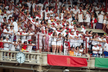 Público asistente a la Plaza de Toros de Pamplona durante la sexta corrida de la Feria del Toro 2019 con la ganadería de Núñez del Cuvillo para los diestros Cayetano Rivera, Miguel Ángel Perera y Antonio Ferrera.