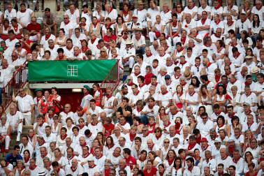 Público asistente a la Plaza de Toros de Pamplona durante la sexta corrida de la Feria del Toro 2019 con la ganadería de Núñez del Cuvillo para los diestros Cayetano Rivera, Miguel Ángel Perera y Antonio Ferrera.