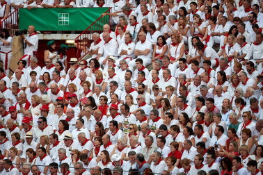 Público asistente a la Plaza de Toros de Pamplona durante la sexta corrida de la Feria del Toro 2019 con la ganadería de Núñez del Cuvillo para los diestros Cayetano Rivera, Miguel Ángel Perera y Antonio Ferrera.