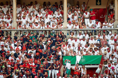 Público asistente a la Plaza de Toros de Pamplona durante la sexta corrida de la Feria del Toro 2019 con la ganadería de Núñez del Cuvillo para los diestros Cayetano Rivera, Miguel Ángel Perera y Antonio Ferrera.