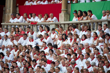 Público asistente a la Plaza de Toros de Pamplona durante la sexta corrida de la Feria del Toro 2019 con la ganadería de Núñez del Cuvillo para los diestros Cayetano Rivera, Miguel Ángel Perera y Antonio Ferrera.
