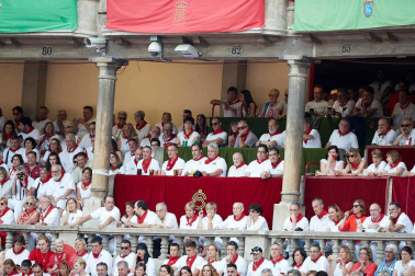 Público asistente a la Plaza de Toros de Pamplona durante la sexta corrida de la Feria del Toro 2019 con la ganadería de Núñez del Cuvillo para los diestros Cayetano Rivera, Miguel Ángel Perera y Antonio Ferrera.