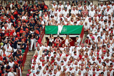 Público asistente a la Plaza de Toros de Pamplona durante la sexta corrida de la Feria del Toro 2019 con la ganadería de Núñez del Cuvillo para los diestros Cayetano Rivera, Miguel Ángel Perera y Antonio Ferrera.
