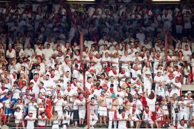 Público asistente a la Plaza de Toros de Pamplona durante la sexta corrida de la Feria del Toro 2019 con la ganadería de Núñez del Cuvillo para los diestros Cayetano Rivera, Miguel Ángel Perera y Antonio Ferrera.