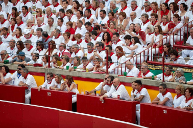 Público asistente a la Plaza de Toros de Pamplona durante la sexta corrida de la Feria del Toro 2019 con la ganadería de Núñez del Cuvillo para los diestros Cayetano Rivera, Miguel Ángel Perera y Antonio Ferrera.