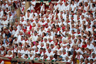 Público asistente a la Plaza de Toros de Pamplona durante la sexta corrida de la Feria del Toro 2019 con la ganadería de Núñez del Cuvillo para los diestros Cayetano Rivera, Miguel Ángel Perera y Antonio Ferrera.