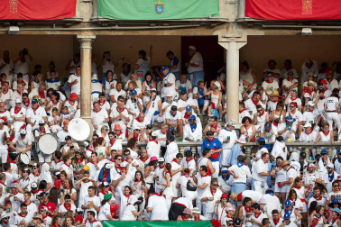 Público asistente a la Plaza de Toros de Pamplona durante la sexta corrida de la Feria del Toro 2019 con la ganadería de Núñez del Cuvillo para los diestros Cayetano Rivera, Miguel Ángel Perera y Antonio Ferrera.