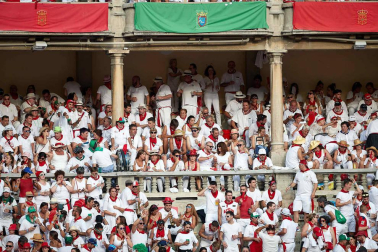 Público asistente a la Plaza de Toros de Pamplona durante la sexta corrida de la Feria del Toro 2019 con la ganadería de Núñez del Cuvillo para los diestros Cayetano Rivera, Miguel Ángel Perera y Antonio Ferrera.