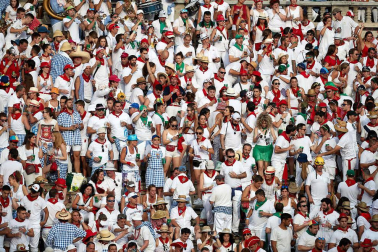 Público asistente a la Plaza de Toros de Pamplona durante la sexta corrida de la Feria del Toro 2019 con la ganadería de Núñez del Cuvillo para los diestros Cayetano Rivera, Miguel Ángel Perera y Antonio Ferrera.
