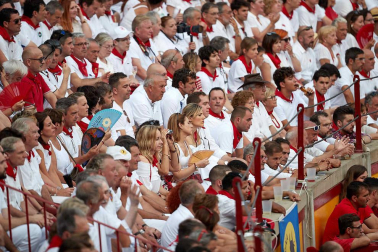 Público asistente a la Plaza de Toros de Pamplona durante la sexta corrida de la Feria del Toro 2019 con la ganadería de Núñez del Cuvillo para los diestros Cayetano Rivera, Miguel Ángel Perera y Antonio Ferrera.