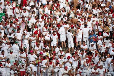 Público asistente a la Plaza de Toros de Pamplona durante la sexta corrida de la Feria del Toro 2019 con la ganadería de Núñez del Cuvillo para los diestros Cayetano Rivera, Miguel Ángel Perera y Antonio Ferrera.