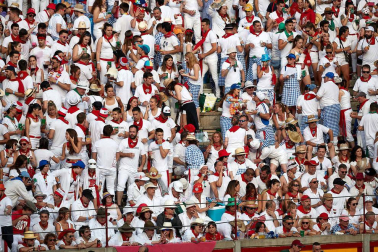 Público asistente a la Plaza de Toros de Pamplona durante la sexta corrida de la Feria del Toro 2019 con la ganadería de Núñez del Cuvillo para los diestros Cayetano Rivera, Miguel Ángel Perera y Antonio Ferrera.