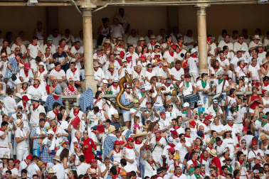 Público asistente a la Plaza de Toros de Pamplona durante la sexta corrida de la Feria del Toro 2019 con la ganadería de Núñez del Cuvillo para los diestros Cayetano Rivera, Miguel Ángel Perera y Antonio Ferrera.