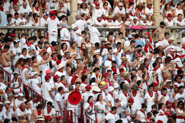 Público asistente a la Plaza de Toros de Pamplona durante la sexta corrida de la Feria del Toro 2019 con la ganadería de Núñez del Cuvillo para los diestros Cayetano Rivera, Miguel Ángel Perera y Antonio Ferrera.