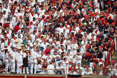 Público asistente a la Plaza de Toros de Pamplona durante la sexta corrida de la Feria del Toro 2019 con la ganadería de Núñez del Cuvillo para los diestros Cayetano Rivera, Miguel Ángel Perera y Antonio Ferrera.