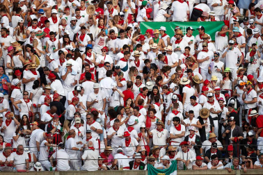 Público asistente a la Plaza de Toros de Pamplona durante la sexta corrida de la Feria del Toro 2019 con la ganadería de Núñez del Cuvillo para los diestros Cayetano Rivera, Miguel Ángel Perera y Antonio Ferrera.