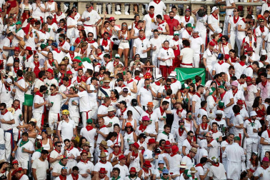 Público asistente a la Plaza de Toros de Pamplona durante la sexta corrida de la Feria del Toro 2019 con la ganadería de Núñez del Cuvillo para los diestros Cayetano Rivera, Miguel Ángel Perera y Antonio Ferrera.