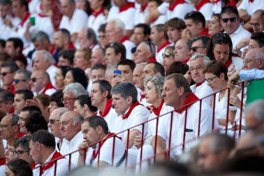 Público asistente a la Plaza de Toros de Pamplona durante la sexta corrida de la Feria del Toro 2019 con la ganadería de Núñez del Cuvillo para los diestros Cayetano Rivera, Miguel Ángel Perera y Antonio Ferrera.