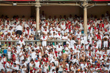 Público asistente a la Plaza de Toros de Pamplona durante la sexta corrida de la Feria del Toro 2019 con la ganadería de Núñez del Cuvillo para los diestros Cayetano Rivera, Miguel Ángel Perera y Antonio Ferrera.