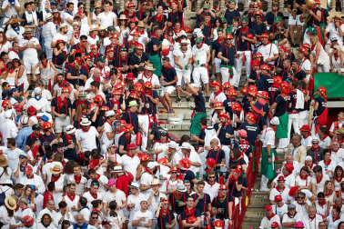 Público asistente a la Plaza de Toros de Pamplona durante la sexta corrida de la Feria del Toro 2019 con la ganadería de Núñez del Cuvillo para los diestros Cayetano Rivera, Miguel Ángel Perera y Antonio Ferrera.